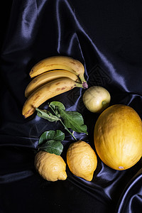 黑色背景的黄黄色水果西瓜石榴浆果饮食奇异果团体情调热带李子蔬菜图片