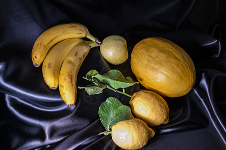 黑色背景的黄黄色水果收藏浆果食物香蕉李子营养西瓜果汁饮食异国图片