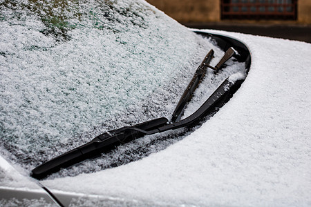 雪在车上 挡风玻璃擦拭器与雪特写状况玻璃气候窗户雪花天气驾驶运输蓝色降雪图片