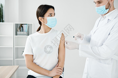 医生对一名患冠状腺病毒的女病人进行医疗涂片注射图片