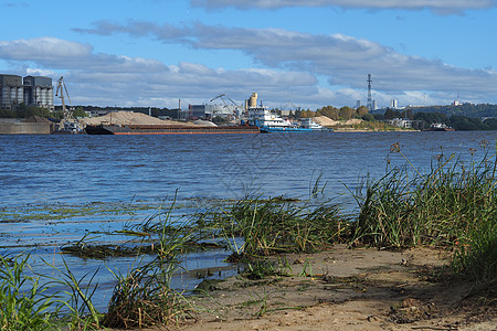 大河上的全景 河流上的生产 沙丘开采天空种植矿业卸载内河加载海岸城市工作工程图片