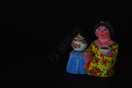 陶瓷雕像 一个有水壶的女人 一杯萨莫瓦纪念品中场数字搞笑彩绘人物角色泥人一杯茶工艺图片