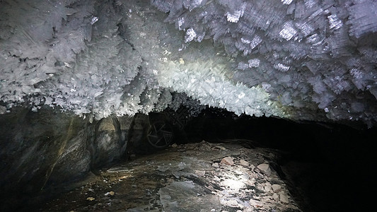 在一个冰洞穴里 有灯笼的彩色照明灯光山脉冰川光束射线血统旅游石笋宏观旅行岩石图片