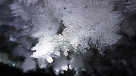 洞穴中冰生长的宏观摄影钟乳石岩石旅行水晶冰川血统灯笼蓝色山脉气候图片