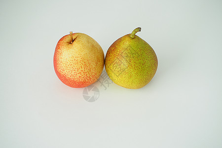水果 两颗梨子紧贴在白色背景上图片维生素收成饮食梨园宏观季节红色彩色果汁背景图片