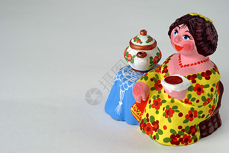 陶瓷雕像 一个有水壶的女人 一杯萨莫瓦民间中场一杯茶礼物角色收藏彩绘茶会陶俑玩具图片