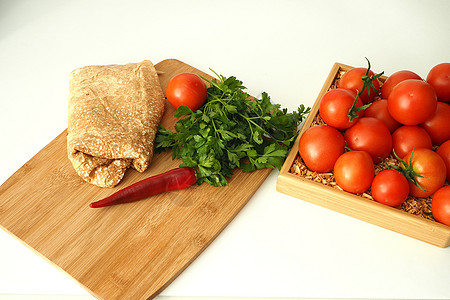 含西红柿和香料的薄面包 蔬菜自制法拉菲厨房饮食美食木板盘子食品青菜辣椒胡椒午餐背景