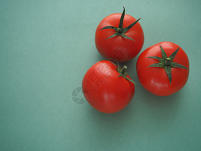 蓝色背景的三西红柿图片
