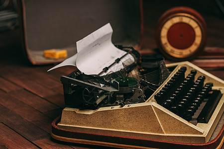 印刷白纸纸木本背景复古发明的老式打字机商业古董新闻业打印文章工具静物办公室床单记者图片