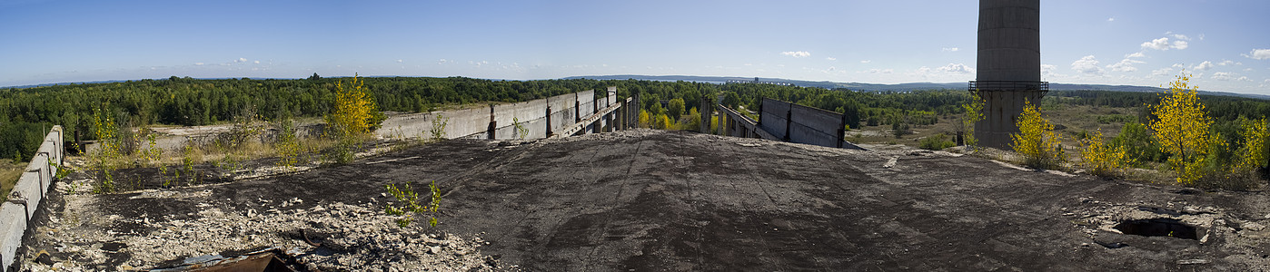 从被摧毁的电厂楼顶上看到的全景 Chigirin核电站生态树木禁区发电厂事故轨道管道历史放射性城市图片