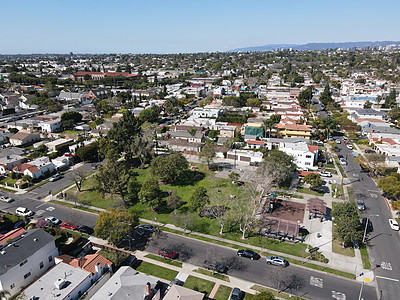 西洛杉矶Reynier村附近上空的空中观察图象外观社区建筑公寓住宅别墅房子结构鸟瞰图天空图片
