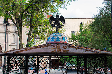 雄鹰和蛇的雕像 在亭子上旅行季节叶子场景建筑民众花园森林绿色风景图片