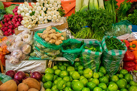 供墨西哥市场销售的丰富多彩和新鲜蔬菜商业萝卜菠菜团体绿色塑料沙拉香菜辣椒菜摊图片