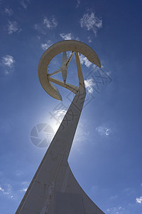 巴塞罗那山中一座电信塔 位于巴塞罗纳中继器发射机传播卫星蓝色技术盘子播送信号中心图片