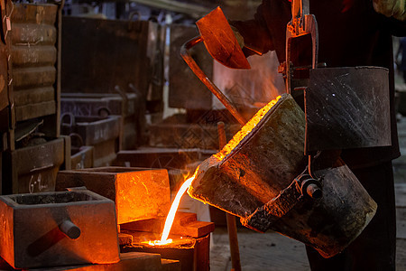工业冷却铸造工艺 用熔金属填充模具的过程金属生产流动工厂店铺冶炼冶金金工工作投掷图片