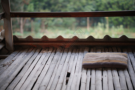 竹地板和有自然背景的坐垫地面软垫休息房子竹子图片