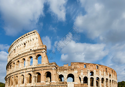 罗马 意大利 巨石外表的拱门古代 有蓝天背景和云彩论坛文化建筑学历史竞技场景观天空废墟地标体育场图片
