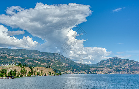 Okanagan湖和山丘云层天空背景概览图片