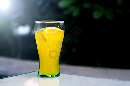 橙汽水在一个晶玻璃杯中加一块天然橙子口渴气泡冰块酒精饮料液体食物玻璃杯子苏打图片