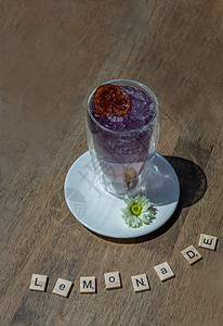 一杯苏打饮料 加柠檬汁 橙色搅拌机蝴蝶果汁Anchan冷新鲜饮料或木制桌上有冰的饮料木头果汁玻璃紫色补品液体情调橙子冷饮饮品图片