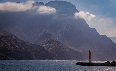 海上码头的小信标 背景是大山的船坞图片