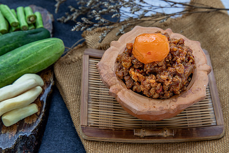 死猪肉和咖喱糊饼的饼干 蔬菜加蔬菜图片