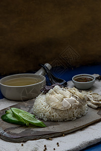 大海鸡米和黄瓜 紧贴在盘子和汤上蒸汽煮沸肉汤美食午餐烹饪饮食文化食物餐厅图片