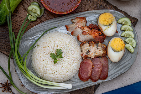 红猪肉与大米 泰国风格红烤猪肉 鸭蛋和脆猪肚 配有红酱和汤的黄瓜切片肉汤餐厅烧烤食物脆皮盘子美食饮食早餐文化图片