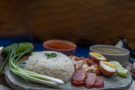 红猪肉与大米 泰国风格红烤猪肉 鸭蛋和脆猪肚 配有红酱和汤的黄瓜切片脆皮早餐饮食盘子肉汤餐厅午餐食物肉汁美食图片