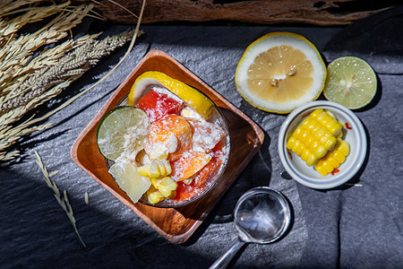 热带新鲜水果沙拉与牛奶及燕麦 在杯子里装有玉米 深色背景营养食物午餐甜点柠檬麦片灯光早餐纤维糖浆图片