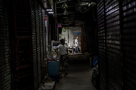 人们在Khaosan路狭窄的小巷里过着正常生活背景图片