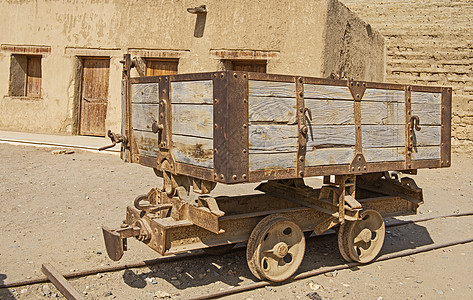旧废弃的矿车火车矿业运输车轮采矿遗产机器木头小车缓冲背景