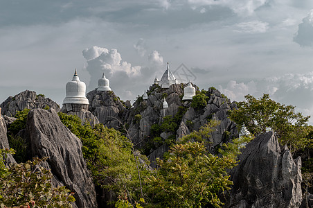 在庙悬崖高山顶的塔果达历史旅游建筑学文化雕塑装饰宝塔宗教佛教徒岩石图片