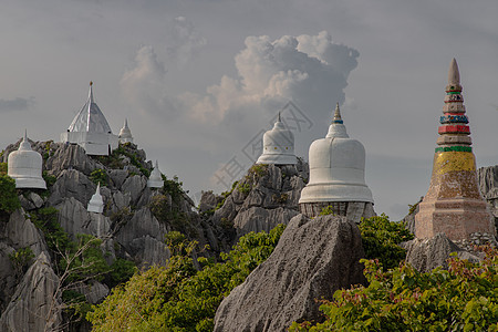 在庙悬崖高山顶的塔果达佛塔装饰旅行岩石天堂寺庙风格旅游地标文化图片