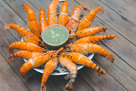 市场上的灰虾干淡水大虾炙烤营养海鲜烹饪饮食美食餐厅烧烤木炭用餐图片