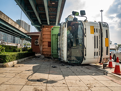 一辆载有集装箱的卡车在公路上被翻倒死亡货车事故碰撞残骸颠覆车轮倒挂商品损害图片