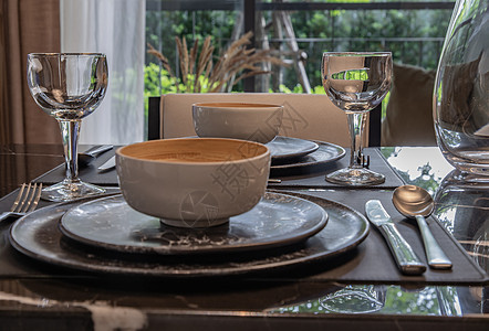 大理石桌上有花瓶的餐桌餐具环境午餐玻璃工具桌布公寓桌子食物奢华图片