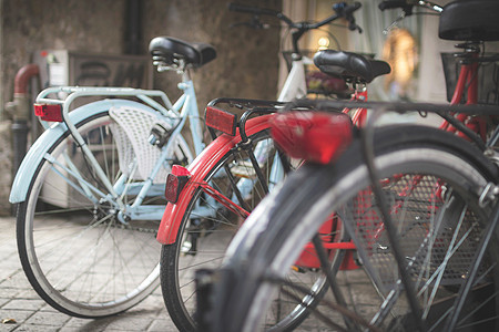 旧自行车艺术淡蓝色街道城市运输红色装饰白色墙纸黑色图片