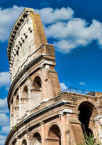 罗马 意大利 巨石外表的拱门古代 有蓝天背景和云彩体育馆蓝色论坛天空石头历史性帝国文化角斗士旅行图片