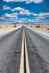66号公路在沙漠中 有风景的天空 经典古老的图象乡愁街道蓝色交通国家地标历史性路线旅游运输图片