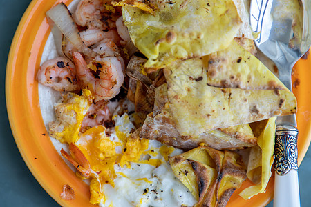 与奥梅利特 烤虾 洋葱和深炸面粉的早餐油炸美食海鲜小吃烹饪食物水饺菜单午餐图片