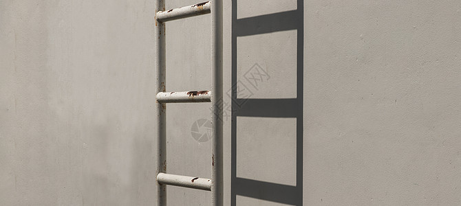 白色金属火警逃到墙上 通向建筑物的顶部情况楼梯工厂危险安全梯子栏杆甲板出口楼梯间图片
