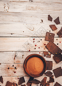 不含糖和麸质的黑巧克力适合糖尿病患者和过敏者 巧克力片撒上可可粉 面包屑 黑胡椒和红胡椒粉 右侧带有浅色 复制空间图片