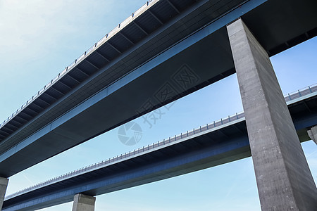 北德北部Kiel运河大桥的不同观点 包括穿越蓝色天空建筑工程城市地标立交桥景观旅行图片