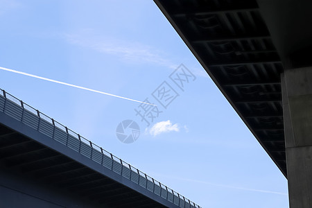 北德北部Kiel运河大桥的不同观点 包括工程地标建筑学蓝色天空建筑铁路交通运输城市图片