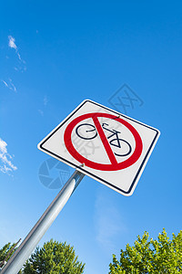 蓝天背景上的路牌“没有自行车”图片