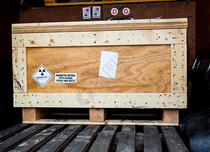 运输卡车集装箱危险品包装类型A上的辐射警告标志运输标签第7类安全危险货物环境白色班级标准材料风险冒险图片