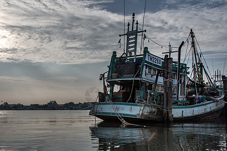 日落时在港口的老渔船 旧渔船 旧木船旅行船舶地平线城市海洋运输海岸木头地标文化图片
