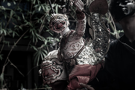 与来自拉马亚纳史诗故事的泰木偶手在Ramakien或的传统哈努曼傀儡党员一起演员戏服展示戏剧艺术文化艺术家木偶舞蹈面具背景图片