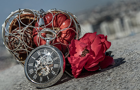 心形礼盒中的水果怀表和天空背景的红玫瑰作为爱情的象征时间奢华礼物恋情生活艺术玫瑰手表浆果金属图片